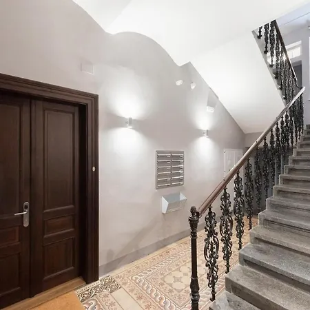Stylish In The Center Of 1 - Great Location *